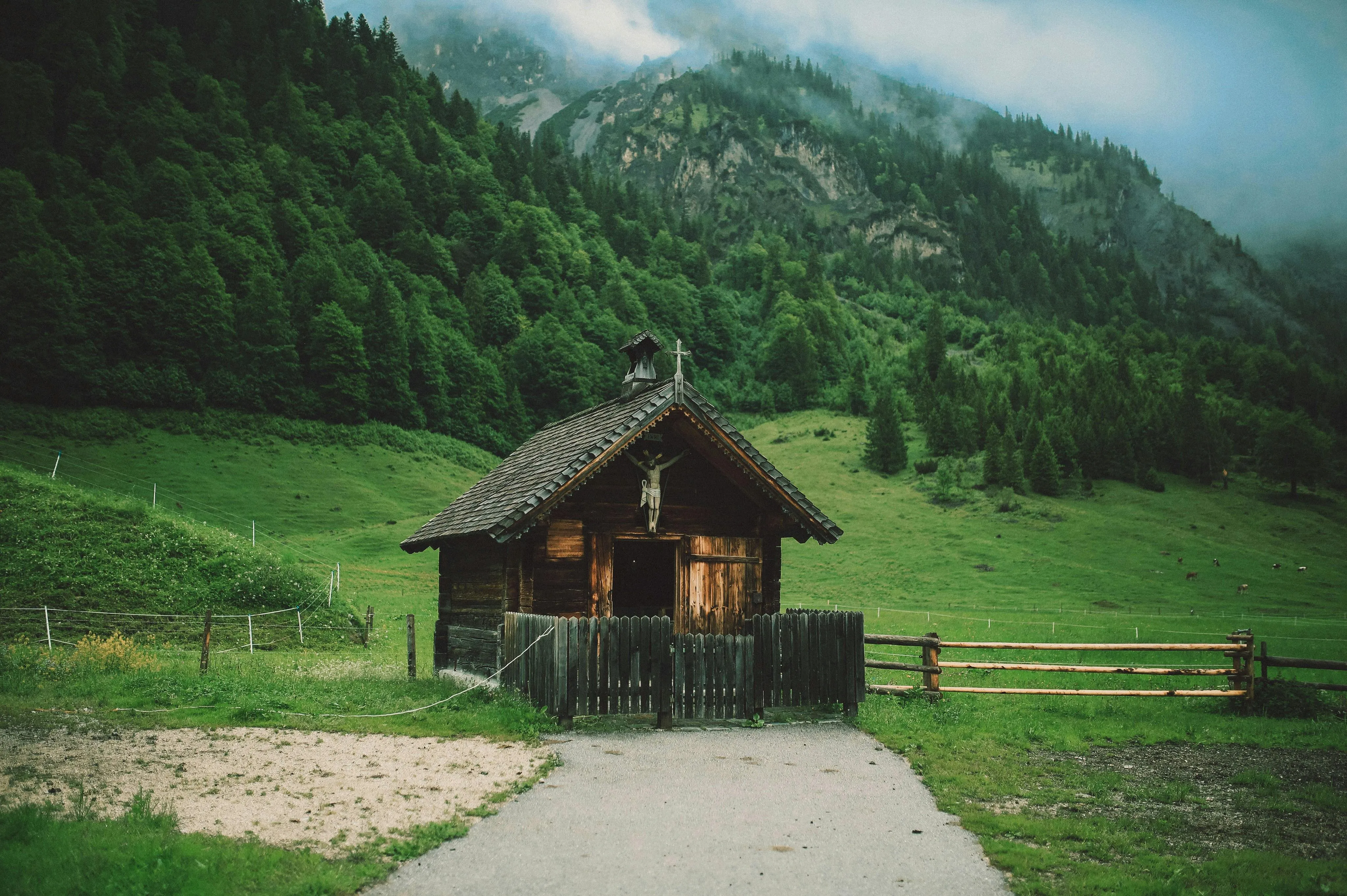 Image représentant une maison au milieu d'un champ
